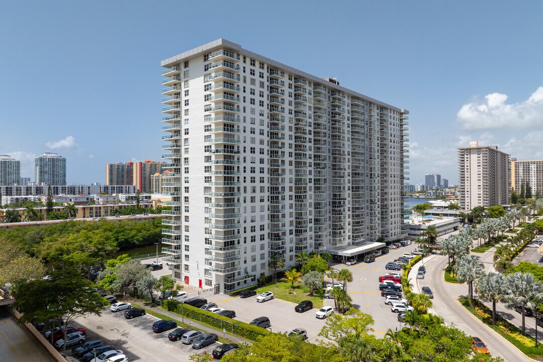 Winston Towers 300 in Sunny Isles Beach, FL - Building Photo
