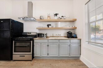 302 E Cevallos, Unit 1 in San Antonio, TX - Building Photo - Building Photo