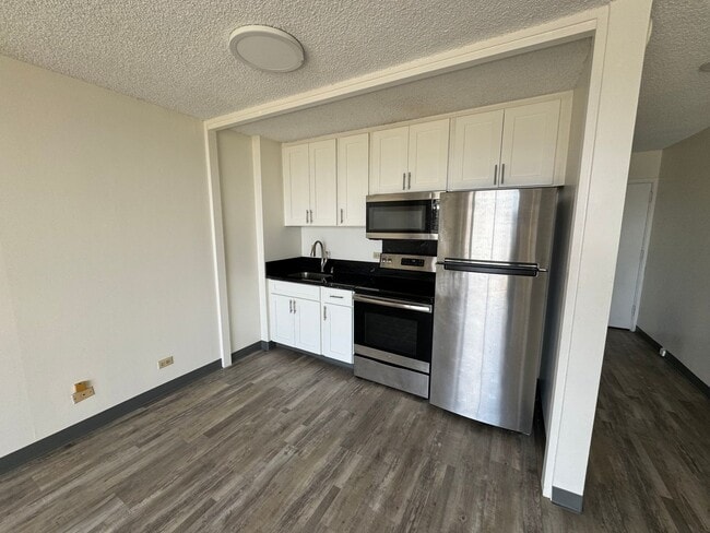 2345 Ala Wai Blvd in Honolulu, HI - Building Photo - Building Photo