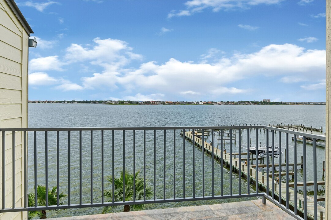 4001 E NASA Pkwy in El Lago, TX - Building Photo