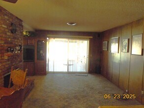 43901 Fabrik Ave in Lancaster, CA - Building Photo - Building Photo