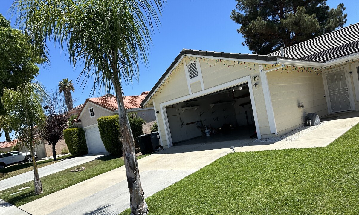 2257 Carnation Ave in Hemet, CA - Building Photo