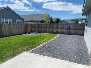 1129 E Shady Ridge Dr in Kuna, ID - Building Photo - Building Photo