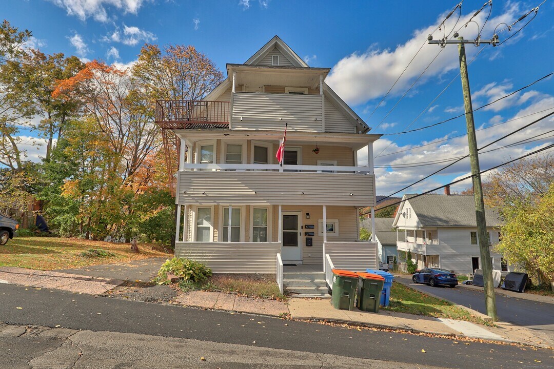 90 Hillside Ave in Meriden, CT - Building Photo