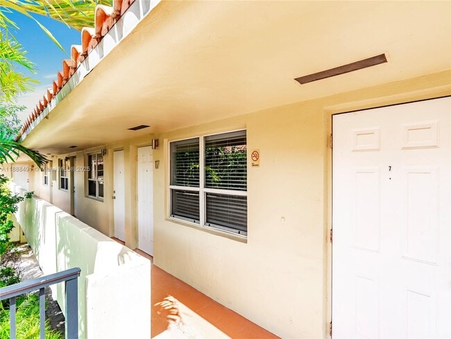 2025 Miami Rd in Fort Lauderdale, FL - Foto de edificio - Building Photo