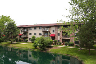 Pebbleshire Apartments in Vernon Hills, IL - Foto de edificio - Building Photo