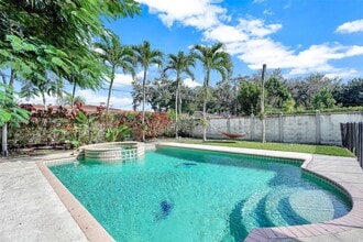 5781 SW 25th St in Miami, FL - Building Photo - Building Photo