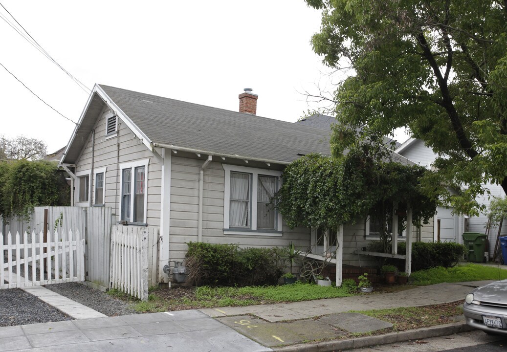 433-437 Douglas St in Petaluma, CA - Foto de edificio