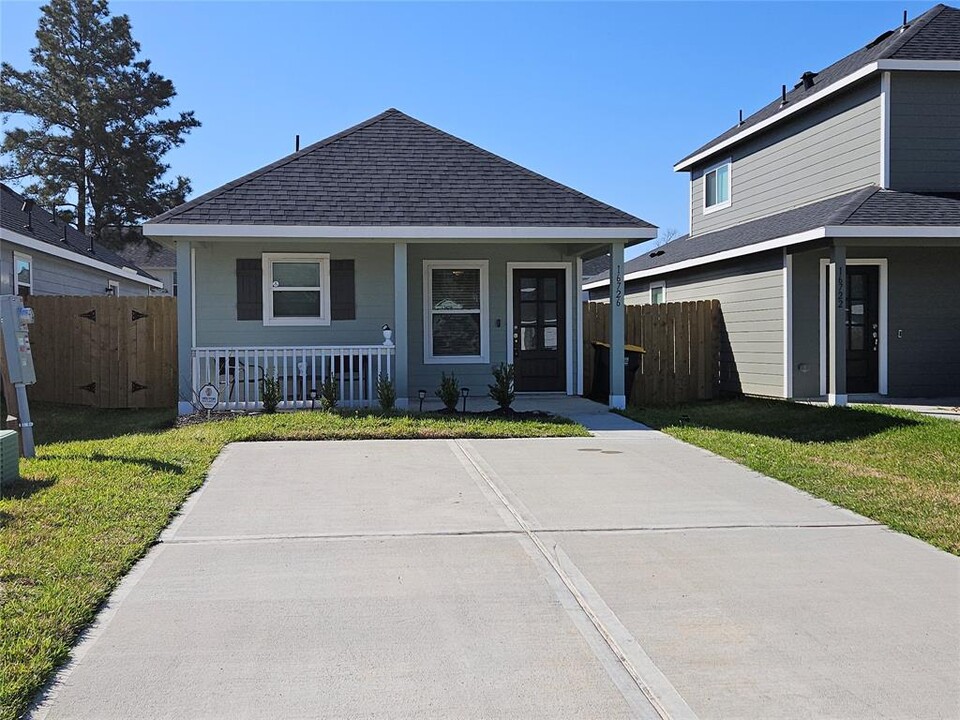 16726 N Marie Vlg Dr in Conroe, TX - Building Photo