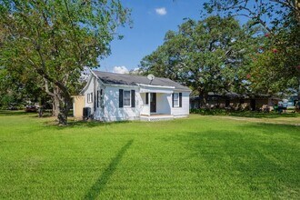 108 Lostracco St in Angleton, TX - Foto de edificio - Building Photo