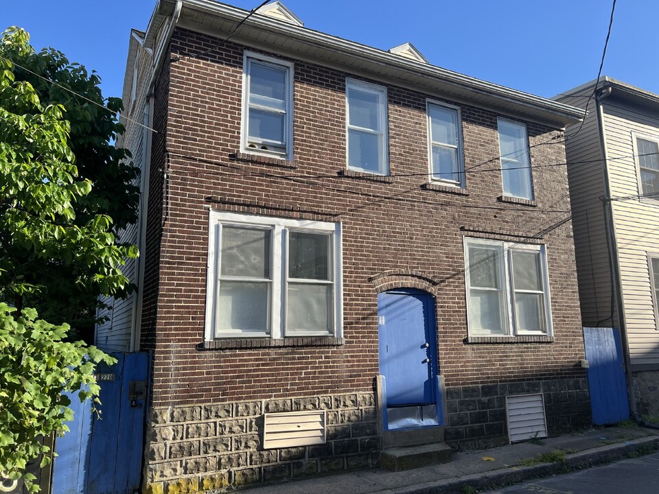 220 Pine St in Easton, PA - Building Photo