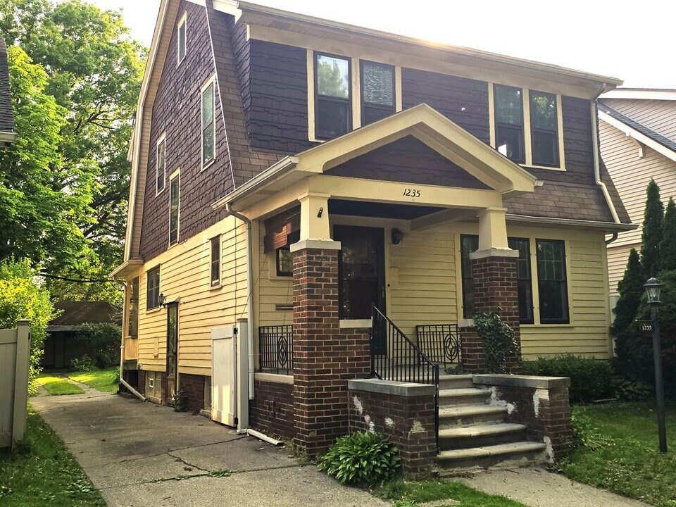 1235 Lakepointe St in Grosse Pointe Park, MI - Building Photo