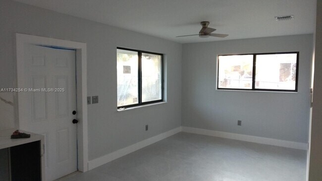 2979 NW 88th St-Unit -2 in Miami, FL - Building Photo - Building Photo