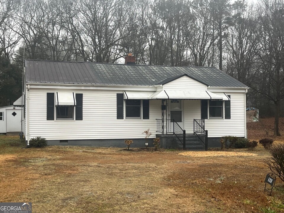 165 Hart Terrace in Hartwell, GA - Foto de edificio