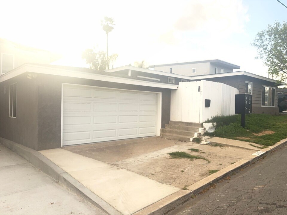 2238 Sea Breeze Dr in San Diego, CA - Building Photo