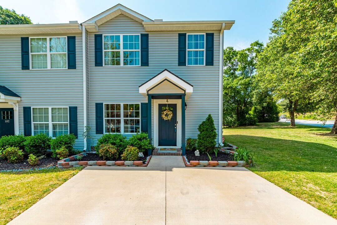 100 Village Ct in Greer, SC - Building Photo