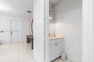 9974 NW 86th Terrace in Doral, FL - Building Photo - Building Photo