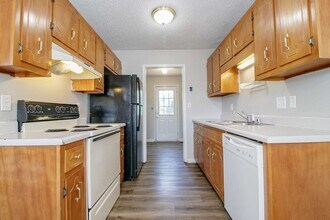 233 Waterford Dr in Oak Grove, KY - Building Photo - Building Photo