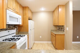 18701 Sparkling Water Dr in Germantown, MD - Foto de edificio - Building Photo