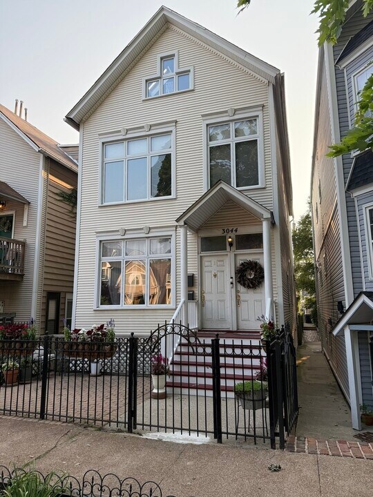 3044 N Leavitt St in Chicago, IL - Building Photo