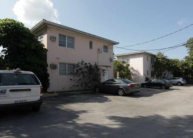 1467 S LeJeune Rd in Coral Gables, FL - Building Photo - Building Photo