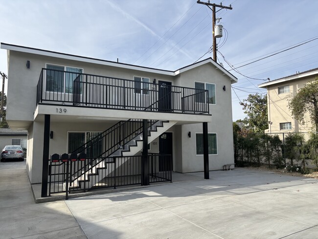 139 N Lamer St, Unit 101 in Burbank, CA - Building Photo - Building Photo