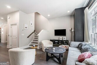 574 Boulevard Pl NE in Atlanta, GA - Foto de edificio - Building Photo