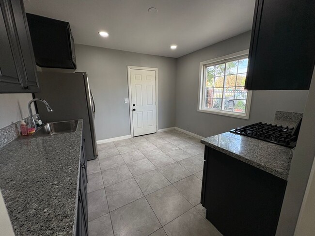 4925 Chino Ave in Chino, CA - Foto de edificio - Building Photo