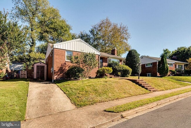 869 Patrick Henry Dr