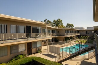 Kittridge Apartments in North Hollywood, CA - Foto de edificio - Building Photo