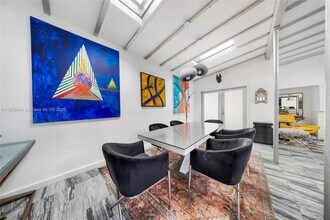 910 NE 81st St in Miami, FL - Foto de edificio - Building Photo