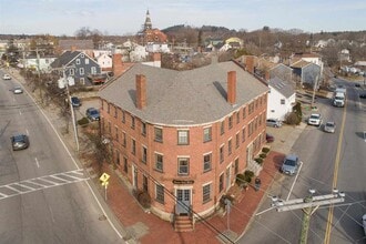 6 Portland Ave, Unit 200 in Dover, NH - Foto de edificio - Building Photo