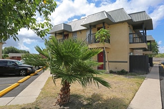 Crossings Apartments in McAllen, TX - Foto de edificio - Building Photo