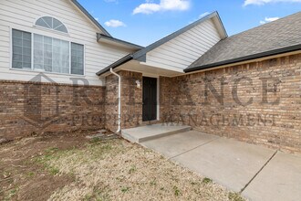 215 Peachwood Dr in Haysville, KS - Building Photo - Building Photo