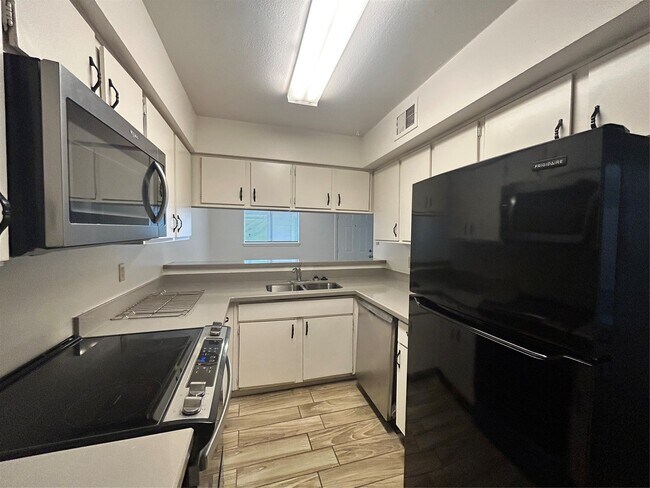 8038 Sands Point Dr in Houston, TX - Building Photo - Building Photo