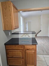 306 East E Street in Rainier, OR - Foto de edificio - Building Photo