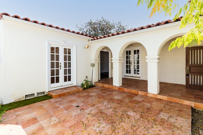 240 S Palm Dr in Beverly Hills, CA - Building Photo - Building Photo