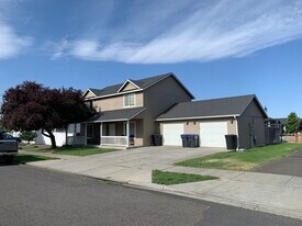 1914 Sunset Dr, Unit Apt A in Walla Walla, WA - Building Photo