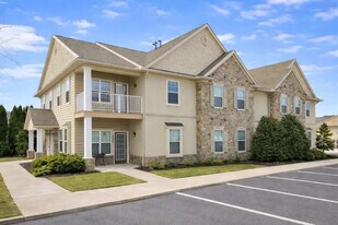 2038 Shady Oak Dr in Mount Joy, PA - Building Photo