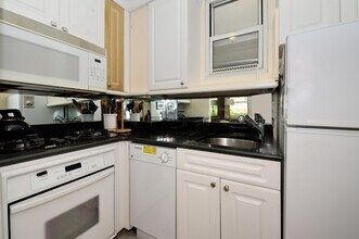 692 10th Ave in New York, NY - Building Photo - Building Photo