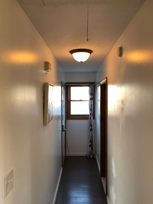 8 Raymond St, Unit 201 in Biddeford, ME - Foto de edificio - Building Photo