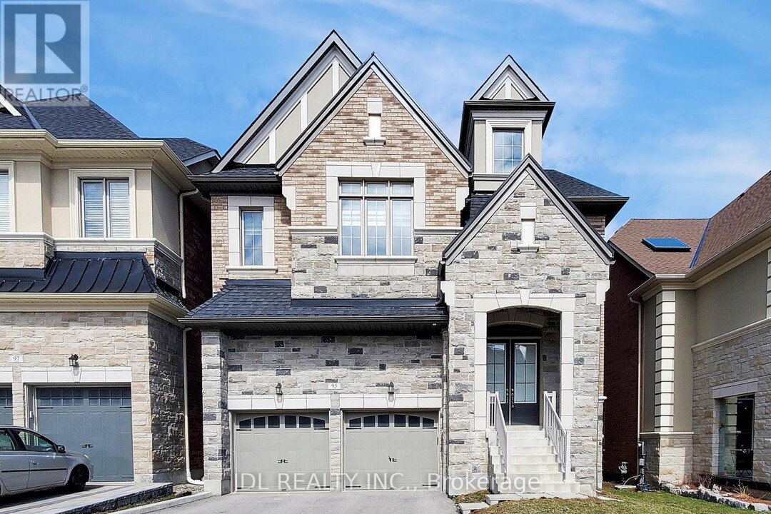 95 Giardina Cres in Richmond Hill, ON - Building Photo