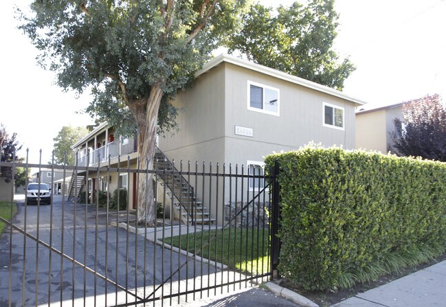 The Park View at Newhall Apartments in Santa Clarita, CA - Building Photo - Building Photo