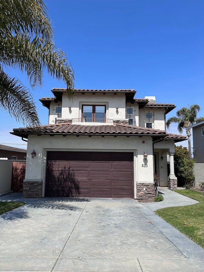 property at 620 N Paulina Ave