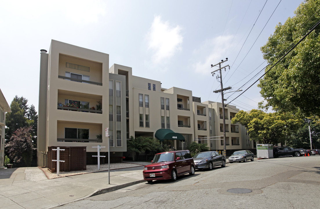 Crescent Court Manor in Oakland, CA - Building Photo