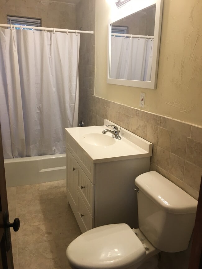 58 Alma St, Unit 1 in Lowell, MA - Foto de edificio - Building Photo