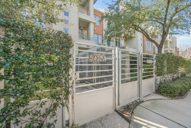 property at 5425A Hidalgo St