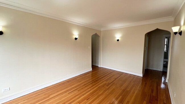 8746 S Dauphin Ave in Chicago, IL - Building Photo - Building Photo