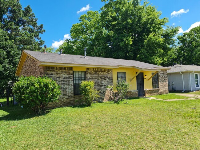 6115 S Hampton Dr in Montgomery, AL - Building Photo - Building Photo