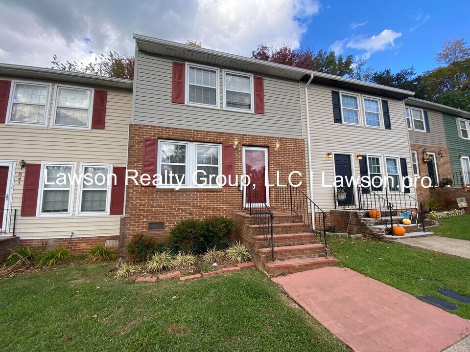 543 Westminster Ln in Salem, VA - Building Photo